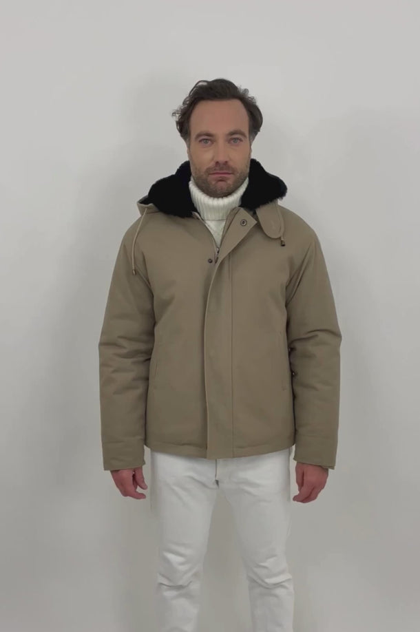 Blouson pour homme aviateur de couleur beige entièrement fourré avec fourrure noir