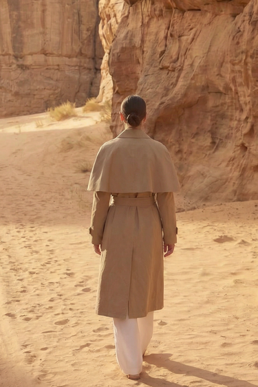 C61 trench coat cape déperlant long beige pour femme par Coulange 1918 — confection artisanale française — vue 4